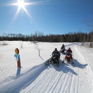 Motoneigistes dans le Kamouraska au Bas-Saint-Laurent